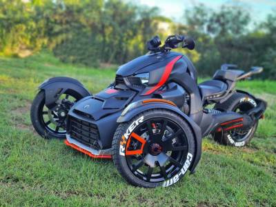 Ryker can-am with orange detail , set for 3 tires